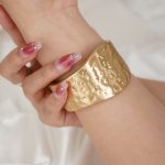 Chunky and Wide Edge Zinc Alloy Women Metal Gold Bangle Rounded Cuff Bracelet - Image 3