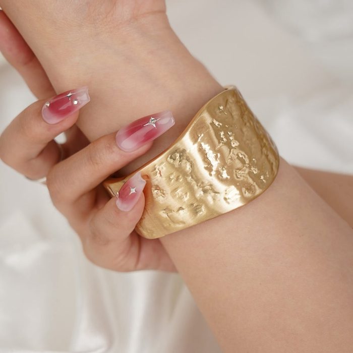 Chunky and Wide Edge Zinc Alloy Women Metal Gold Bangle Rounded Cuff Bracelet - Image 3