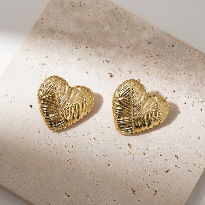 Factory Wholesale Proper Price 18K Gold Heart Shape Hammered Zinc Alloy Gold Plating Stud Earrings - Image 2