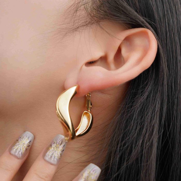 Fashionable Iconic Design 18K Gold Plated Irregular Round Shape Brass Hoop Earrings For Women - Image 3