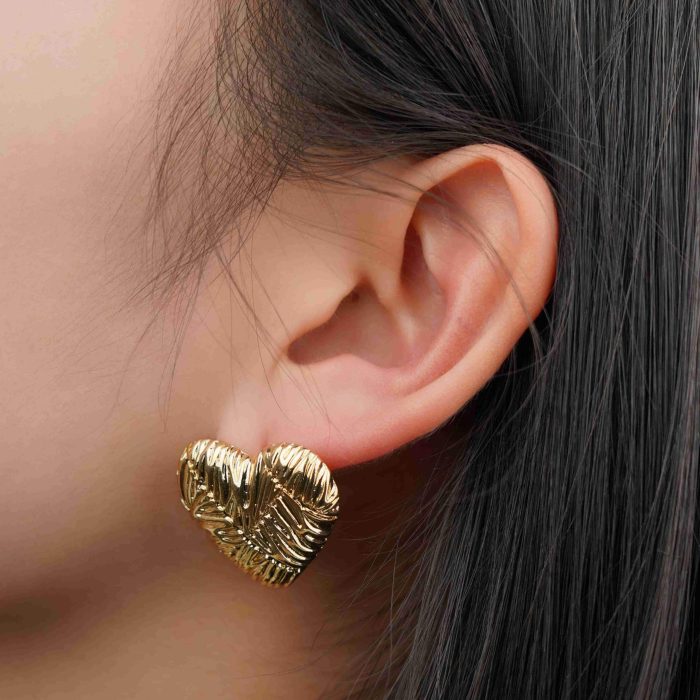 Factory Wholesale Proper Price 18K Gold Heart Shape Hammered Zinc Alloy Gold Plating Stud Earrings - Image 3