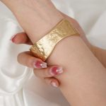 Chunky and Wide Edge Zinc Alloy Women Metal Gold Bangle Rounded Cuff Bracelet - Image 4