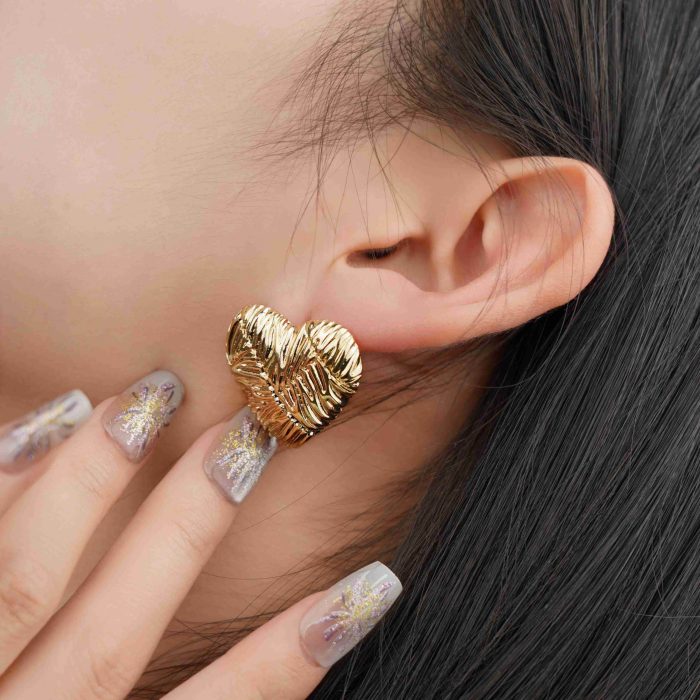 Factory Wholesale Proper Price 18K Gold Heart Shape Hammered Zinc Alloy Gold Plating Stud Earrings - Image 4