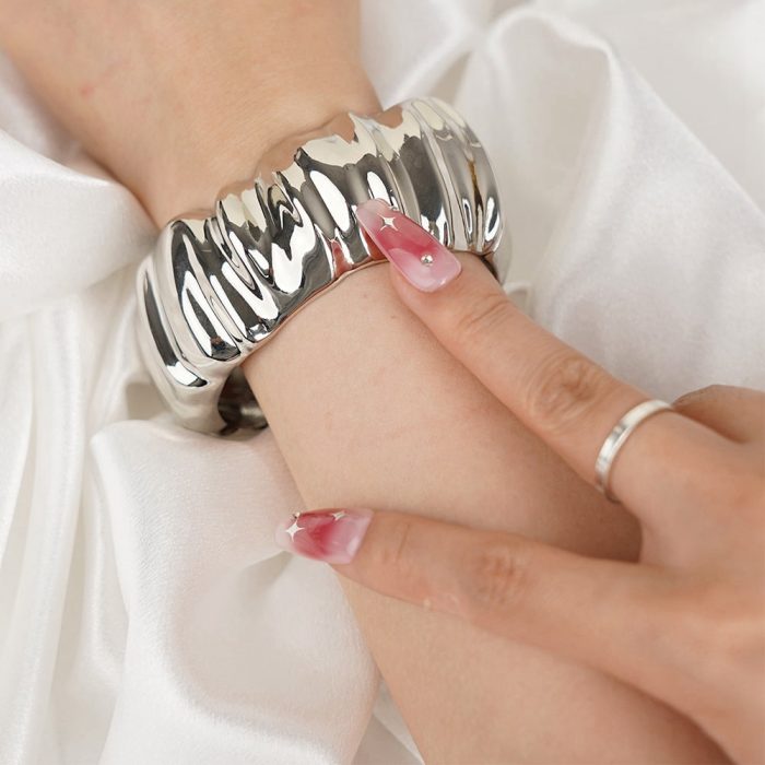 Factory Directly Wholesale Hardware Rounded Chunky Imitation Plating Zinc Alloy Cuff Bracelet - Image 4