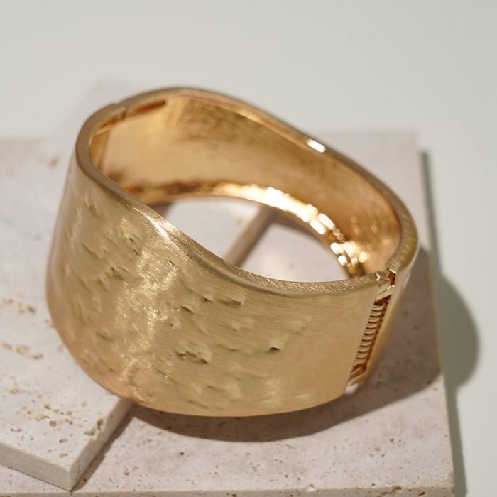 Chunky and Wide Edge Zinc Alloy Women Metal Gold Bangle Rounded Cuff Bracelet - Image 2