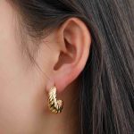 Wholesale Fine Jewelry Gold Plated Minimalist Zinc Alloy Hoop Earrings Twisted Textured Croissant Women's Earrings - Image 4
