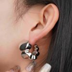 Factory Directly Wholesale Jewelry Brass Based Palladium Plated Flat Beads Half Hoop Earrings For Women - Image 4