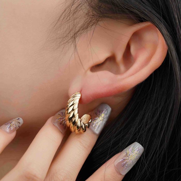 Wholesale Fine Jewelry Gold Plated Minimalist Zinc Alloy Hoop Earrings Twisted Textured Croissant Women's Earrings - Image 3