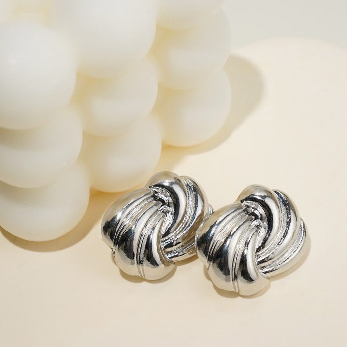 New Arrival IR Plated Silver Color Stylish Flower Jewelry Women's Stud Earrings Wholesale - Image 1