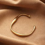Gold Fluid Curve Stainless Steel Bangle – Sleek Minimalist Elegance - Image 4